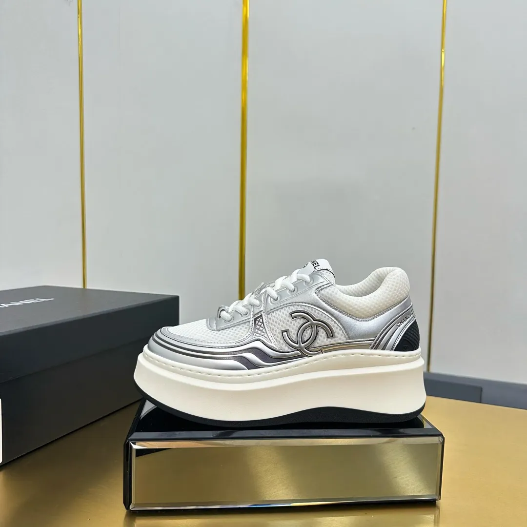 👟👟Ex-factory price 680👟👟 Upgraded version, upgraded version, upgraded version! No rebuttal accepted! ! ! ! Chanel Chanel panda shoes! 2025 counter's top casual sports shoes. This classic design; the upper is electro-embroidered with a variety of techniques; the outsole is fashionable and sporty; the unusual inclusion of a variety of color matching elements... The diversified mix and match is very good-looking and versatile, and can be used for leisure, fashion, sports, and outdoor... ꫛꫀꪝ Go➫ Materials: ❶Upper made of: original imported first-layer silk cowhide + original waterproof cloth + original first-layer cowhide ❷Inner lining: Original Yangli+Net ❸Outsole based on: Original TPU combination outsole Counter boutique packaging complete set for women 35–41 👉 👉